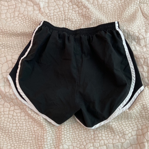 Nike women’s dry-fit running shorts in black XS - Picture 2 of 3